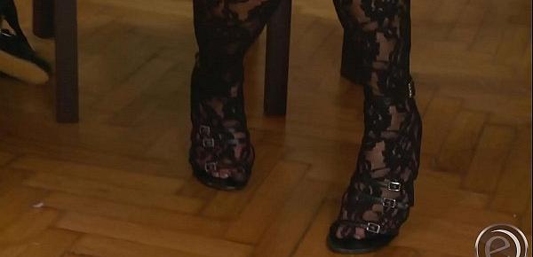Virginee führt die Dildoberatung im Sinne ihres Chefes fort - schön tief an einem anderen Ort